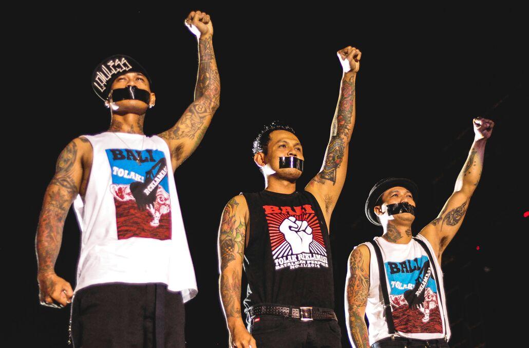 Menutup mulut dgn #lakban, berbaju bali tolak reklamasi &amp; tangan kiri mengepal adalah simbol perlawanan yg sempurna.