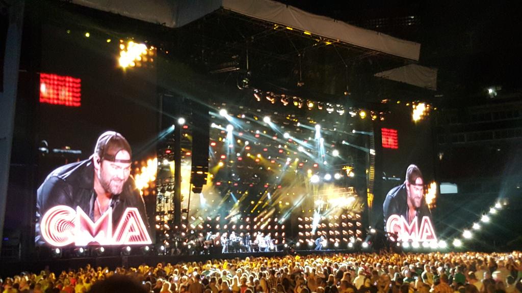AmandaM821's tweet image. Love you, @leebrice! Almost lost your voice &amp;amp; still pushed through &amp;amp; gave 110% tonight! #cmafest #lpfield Thank YOU!