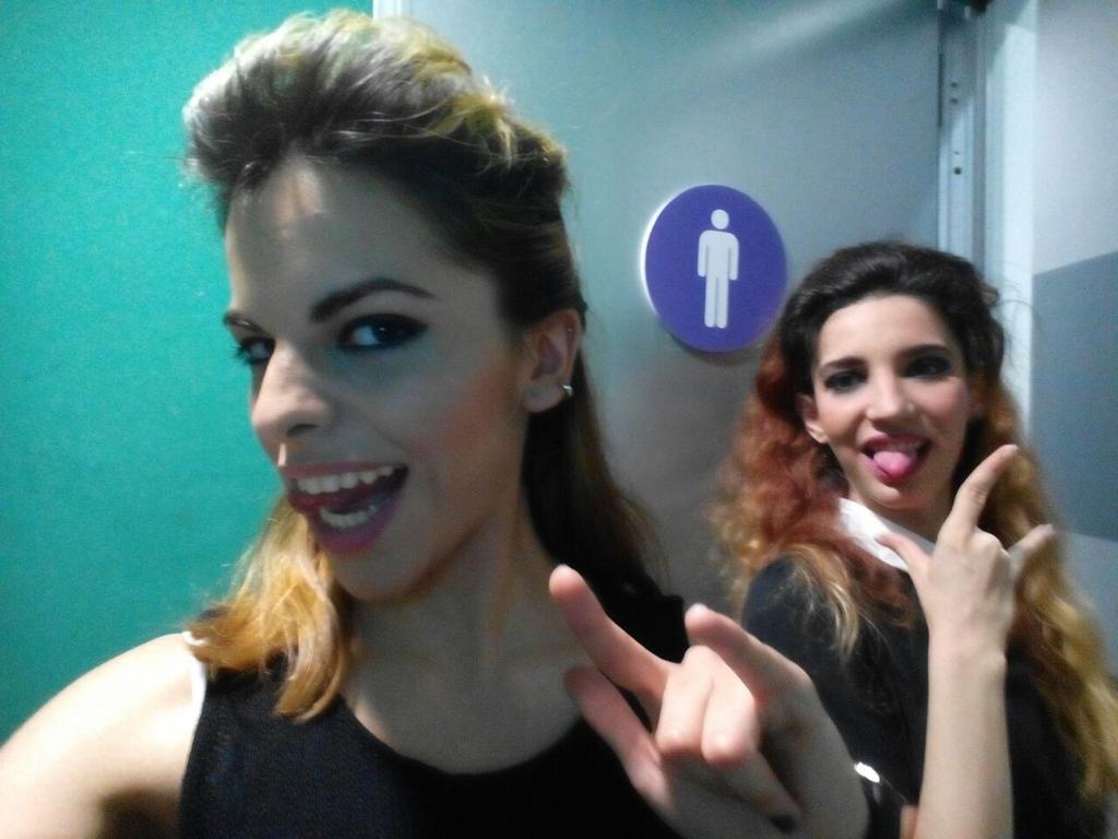 modapordefecto's tweet photo. En el baño retocando el maquillaje antes del desfile!! http://t.co/lcJrmLiouB