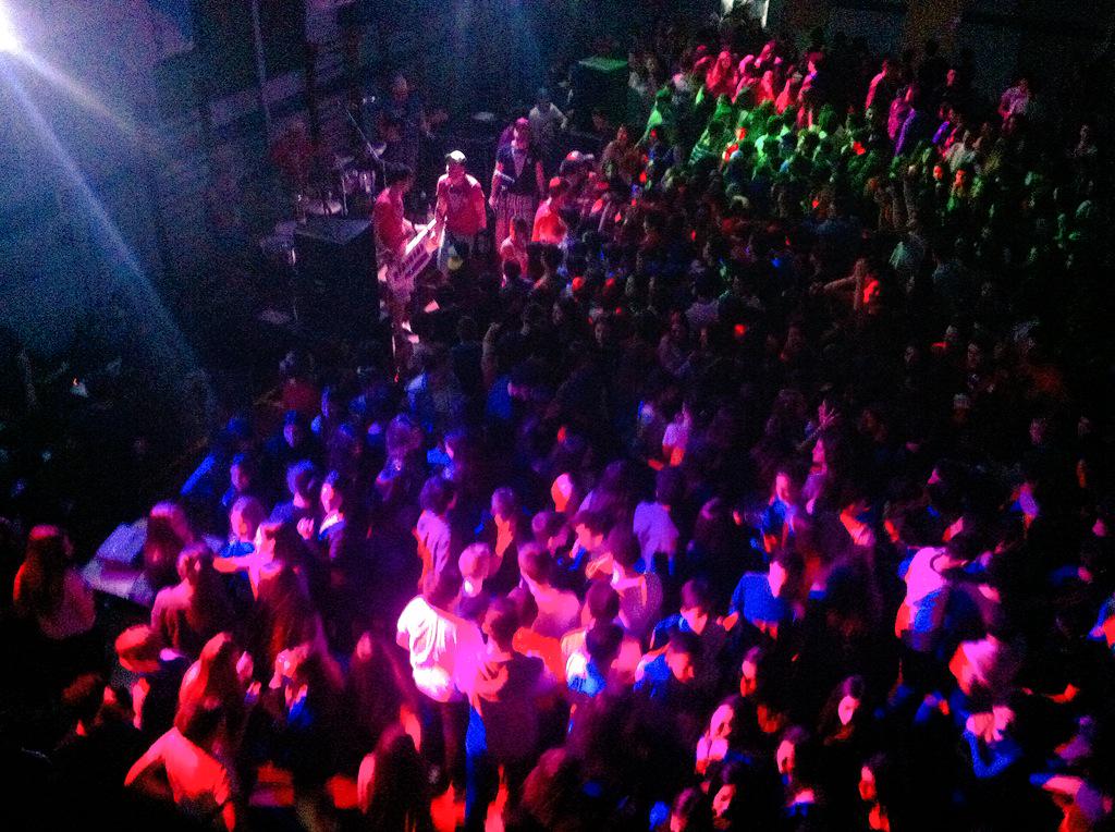 juvhebraica's tweet photo. Gran baile de La movida adolescente #Fest10 Espectacular momento compartido con @juventudCISSAB  @MacabiBsAs @Hacoaj http://t.co/8PxE3TcI8s