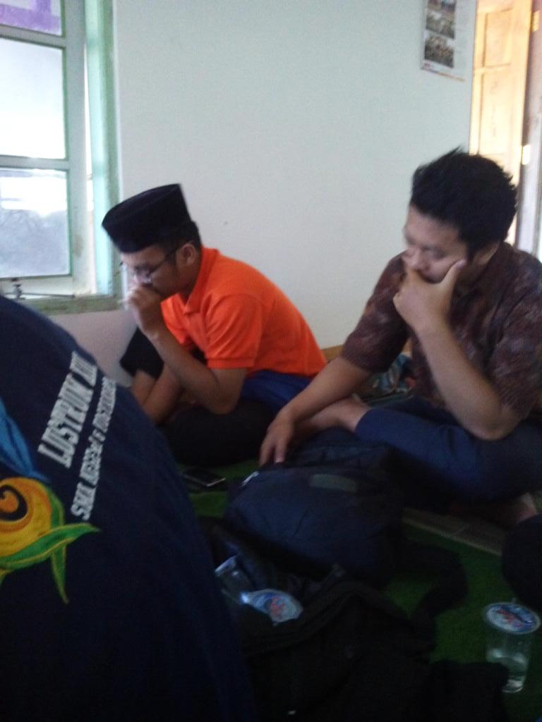 KMAArRoyyan's tweet photo. Sambil menunggu pembacaan AD/ART, kita intip dulu yuk kondisi sertijab @KMAArRoyyan 😏😏 http://t.co/SxVuEoA2jV