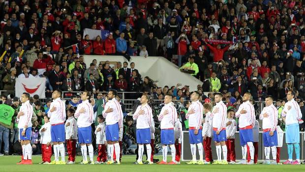 24HorasTVN's tweet image. Puro corazón: Himno de Chile ante Ecuador asombra a la televisión francesa. EN VIDEO 👊 bit.ly/1Thlrbk