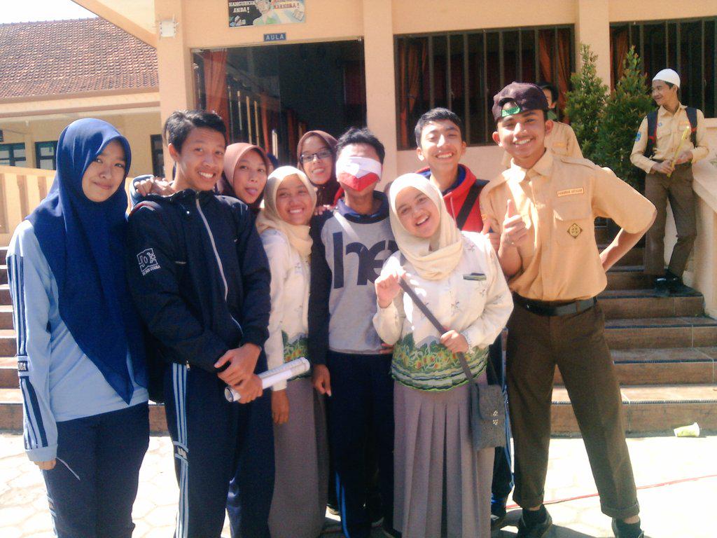 Sandi_yunawan25's tweet photo. @KristaliaR @ratu_ayuR @nur_rohmat_al @Alfianthole @faiyusthalib @tika @fajar @hay_risma  #classmetting http://t.co/f5RkYEWaj0