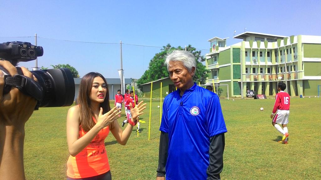 100Football_GTV's tweet photo. Intip wawancara @lafinaa bersama Coach Danurwindo jelang kiprah tim U-16 di Iber Cup, Portugal hanya di 100%Football http://t.co/lilFu7BVur