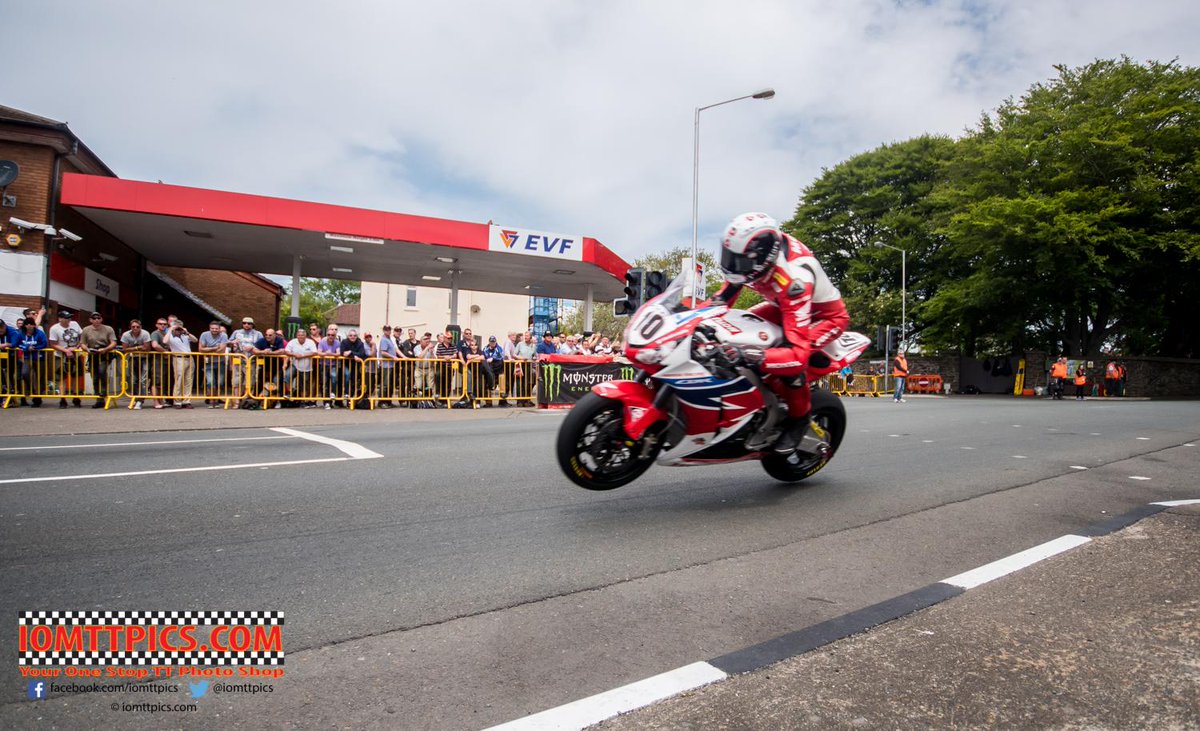 iomttpics's tweet photo. @ConrodIOM gets both wheels of the deck through St Ninians during the Senior TT 2015 @HondaRacingCBR http://t.co/TdotooUhyH