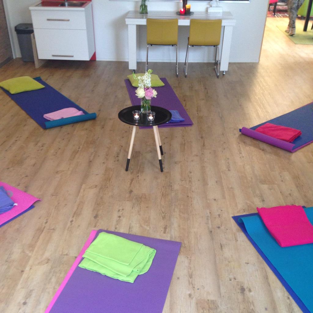 De matjes liggen klaar voor de <a href="/NLNetwerk/">NLNet</a> #yoga #workshop #Utrecht.