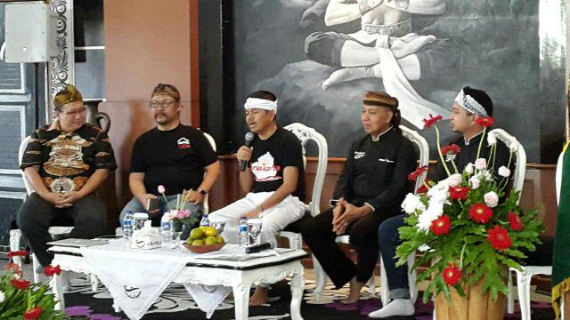 DwitaSoewarno's tweet photo. "@Subiakto: Pembukaan Sarasehan Sate Maranggi oleh kang @DediMulyadi71 @PakBondan @yudhiconsultant @DwitaSoewarno http://t.co/Wl6onw4mL1"