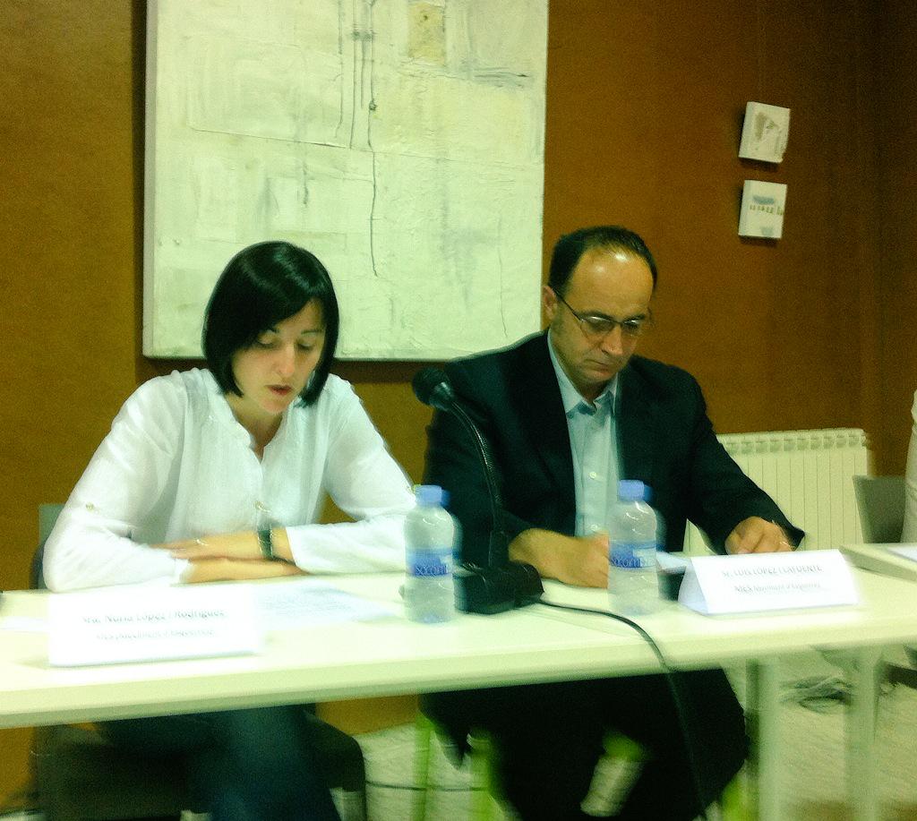 MESCampdevanol's tweet photo. Promesa del càrrec de regidor i regidora de l'Ajuntament de #Campdevànol http://t.co/LlQC0Cr3X7