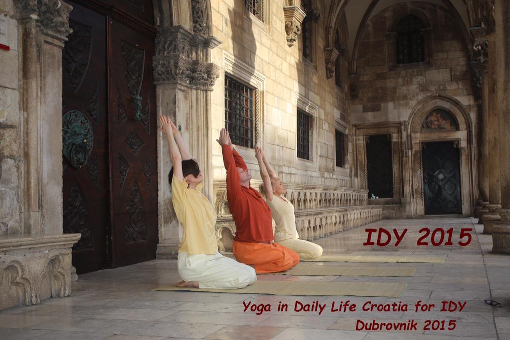 SugandPuri's tweet photo. @iDayofYoga @moayush http://t.co/V6caxd6Lar