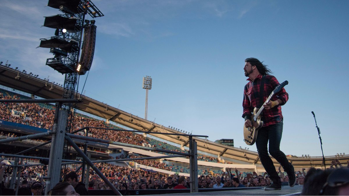 rtenews's tweet photo. Foo Fighter Grohl finishes show after breaking leg http://t.co/cFgMg6xCu0 http://t.co/Jh4IEZvjrM