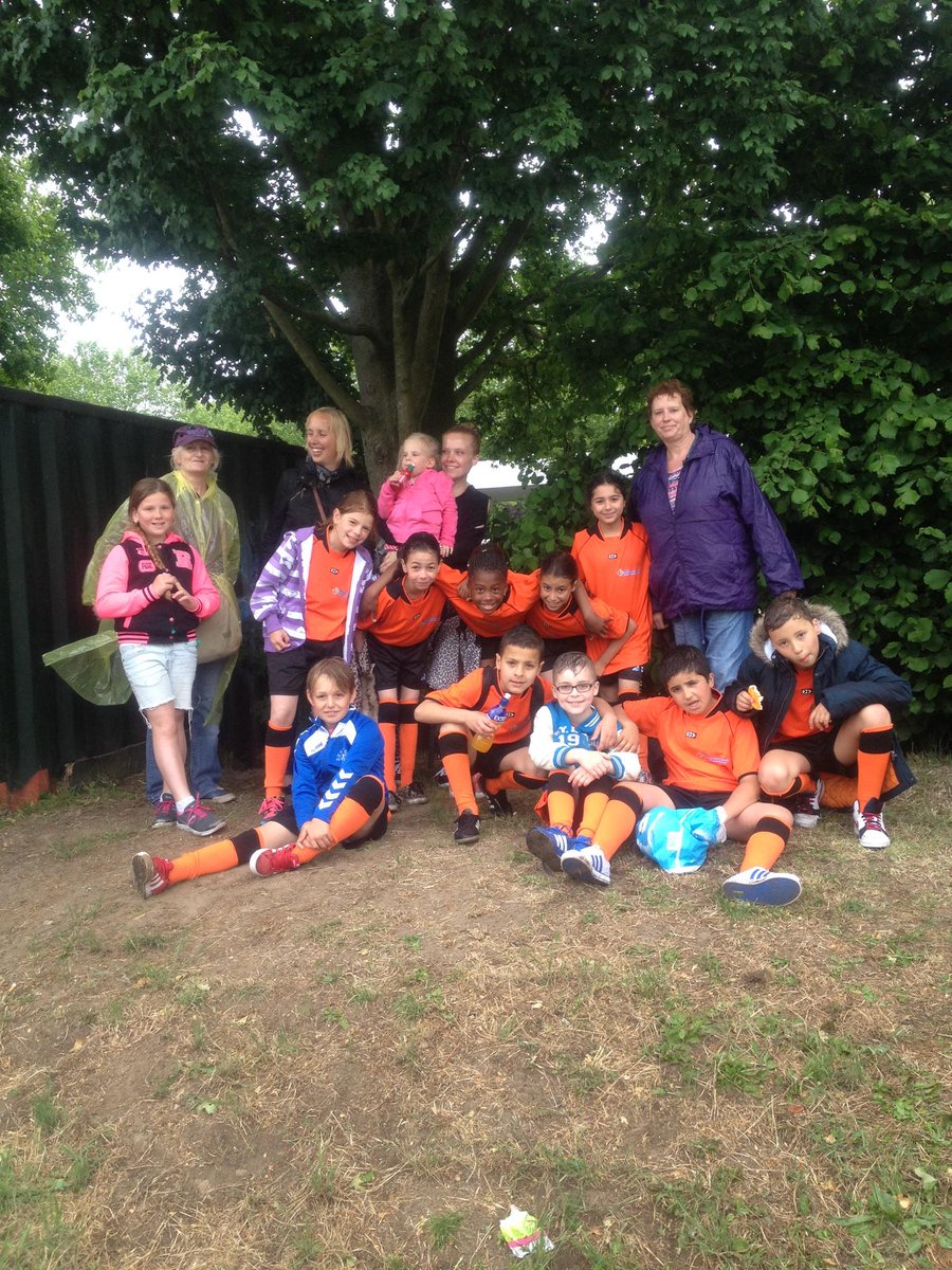 Het korfbalteam en de supporters!! #west #korfbaltoernooi