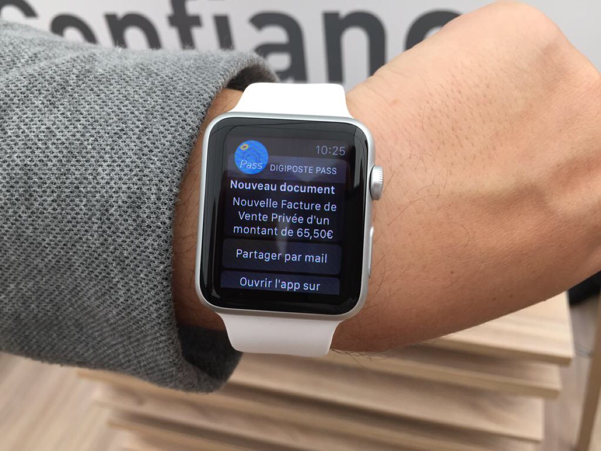 GroupeLaPoste's tweet photo. #fens2015, on vous présente #DigipostePass... sur l' #AppleWatch ! RV sur notre stand :) #LaPosteLive http://t.co/vYUZz5hpaV