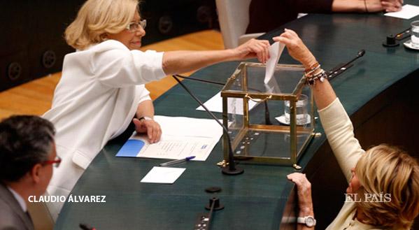 el_pais's tweet photo. Directo http://t.co/kZSYZKEMPE @ManuelaCarmena ya es alcaldesa de Madrid http://t.co/3pzpE9YgY8
