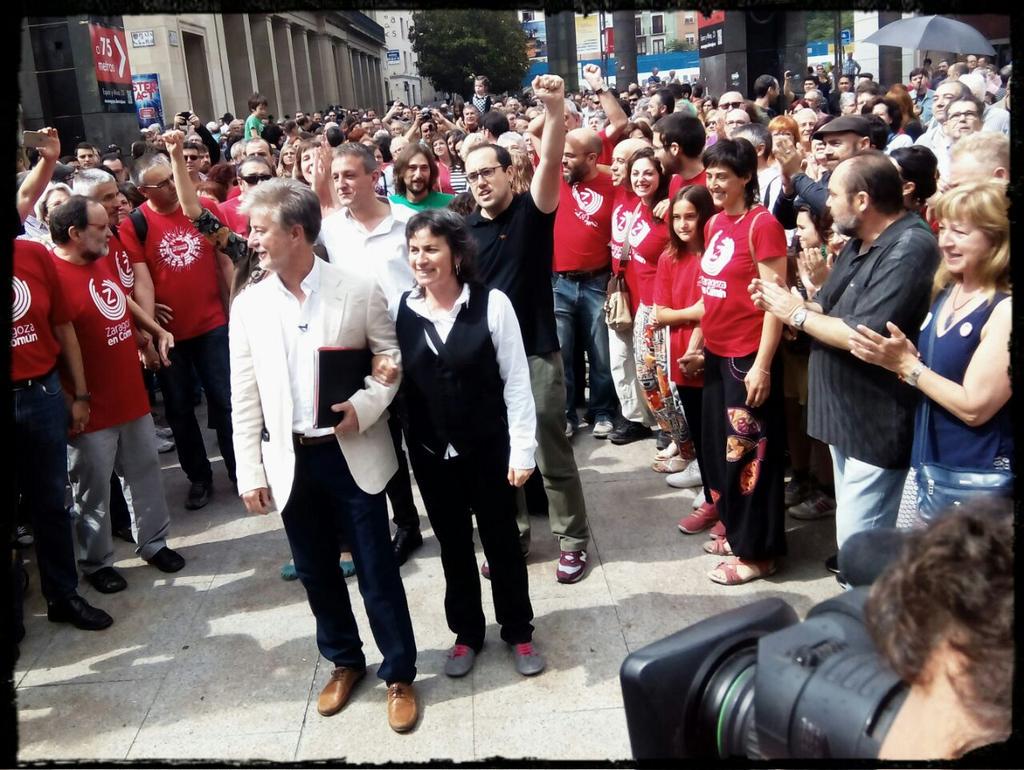 PedroSantisteve's tweet photo. Entrando emocionados al ayuntamiento. La fuerza de la gente ha hecho esto posible #AhoraGobiernasTu http://t.co/HE7WifaCCd