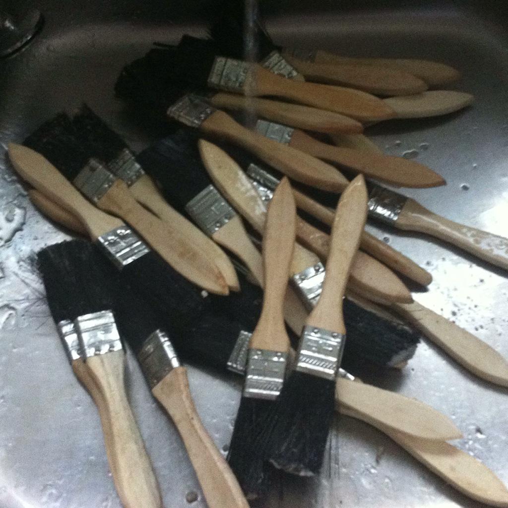 LauraMossEdu's tweet image. The downside of #GivingNatureAHome outreach-cleaning potato off 30 brushes! #rspb_learning @RSPBScotland #30DaysWild