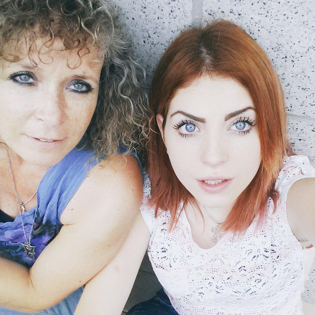 ModellaSara's tweet photo. #love 💜 http://t.co/202h7OQNTV