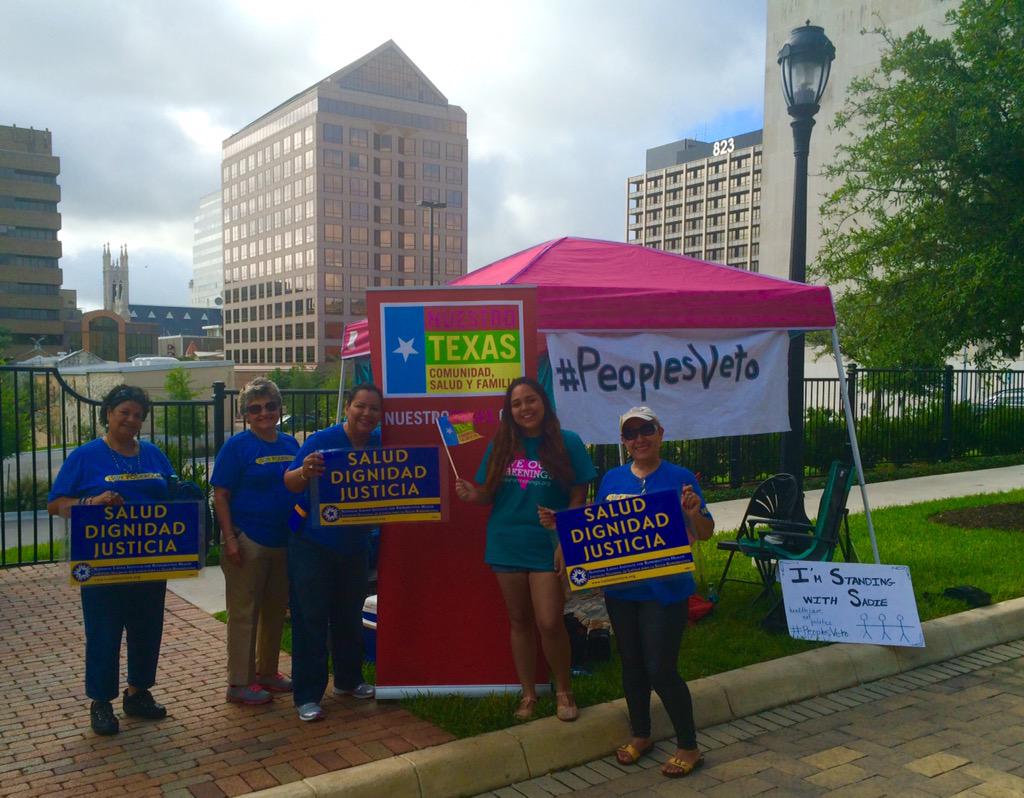 PoderosasTX's tweet photo. Las #poderosas vinieron desde RGV para #StandWithSadie. #peoplesveto #nuestrotexas #SoyPoderosa http://t.co/Vn5UPZkFYL