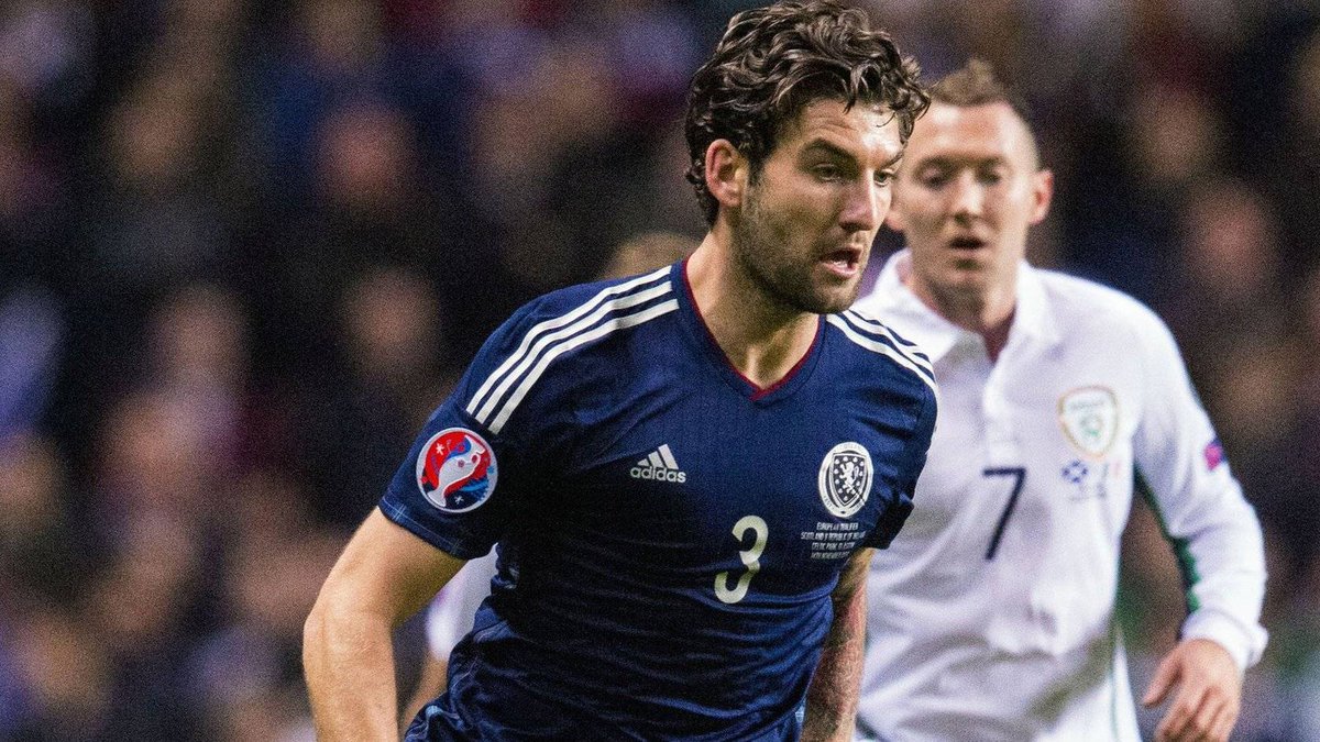 BBCSportScot's tweet photo. It's almost time for #IRLSCO! Follow it all with our live text: http://t.co/e7qfOVXy2A #bbcscotfootball http://t.co/Ydk6Fon58C