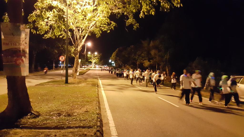 MuhammadMorris's tweet photo. Uniten Neon Run #UnitenNeonRun #BraveTheNight #EnactusUnitenKSHAS #AFT #Uniten http://t.co/A70bQUqRNs