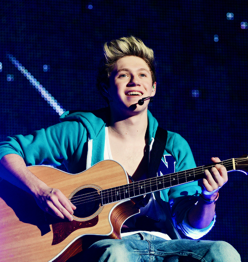 nhIibrary's tweet photo. Niall and his acoustic guitar http://t.co/DDAmp9vS7I