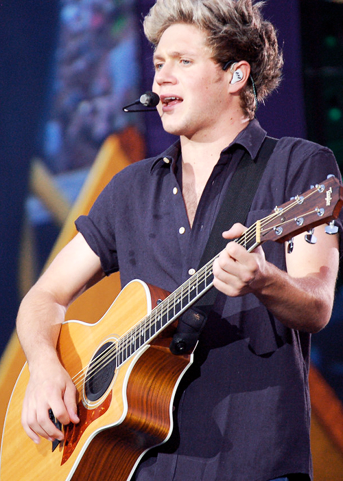 nhIibrary's tweet photo. Niall and his acoustic guitar http://t.co/DDAmp9vS7I