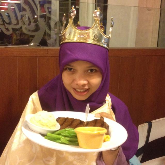 juanktama's tweet photo. all time favo with the bday girl..@steakholycow @FauzanRaffi @mamakhansaqila #CAMPAlamsutera http://t.co/5kBJrRbWFI