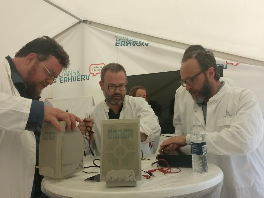etfdk's tweet photo. Så er det chefer fra @SiemensDanmark og @novonordisk der skal dyste i at lave lyd! #ETFpartner #etfdk #dktech #fmdk http://t.co/DcZYV6rrP7