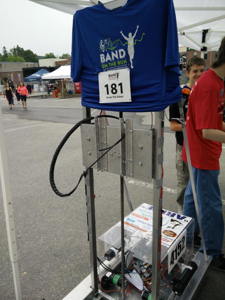 mrpinizzotto's tweet image. Arnie and @hhs4152 are here and ready for the @huntsvillehalf #gorobotics