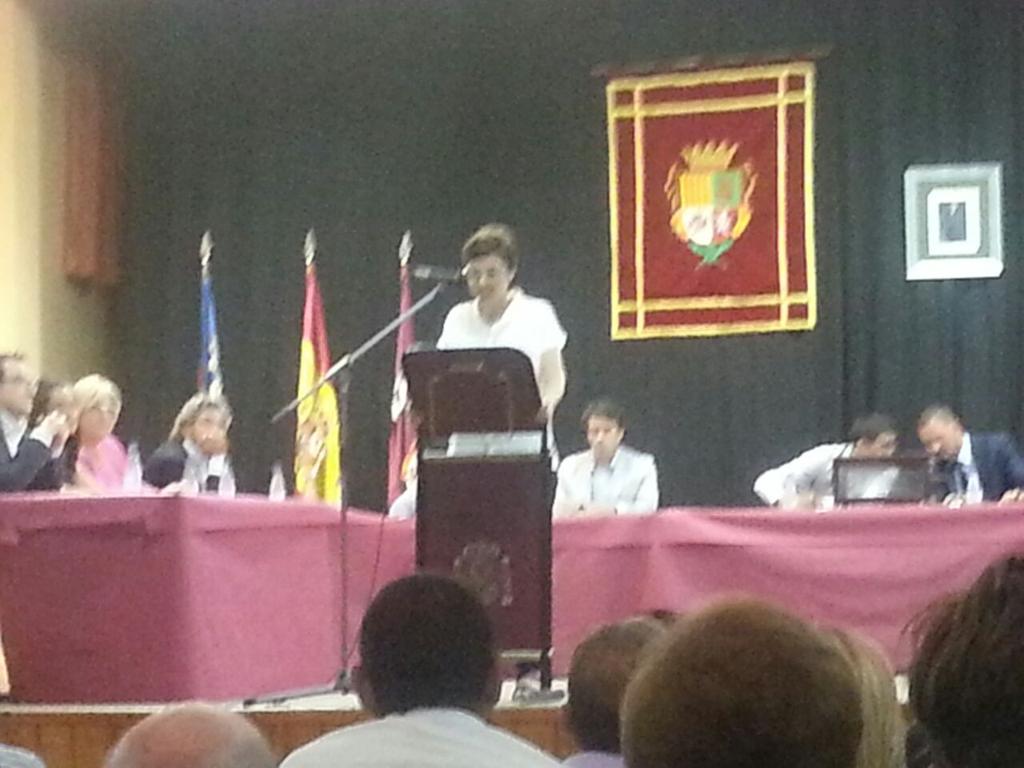 Prenent possessió de regidora <a href="/raqueleta13/">raquelsanchez</a> .Tenim un somriure més al govern! #ambValentia pic.x.com/jDkMrr1Mqw