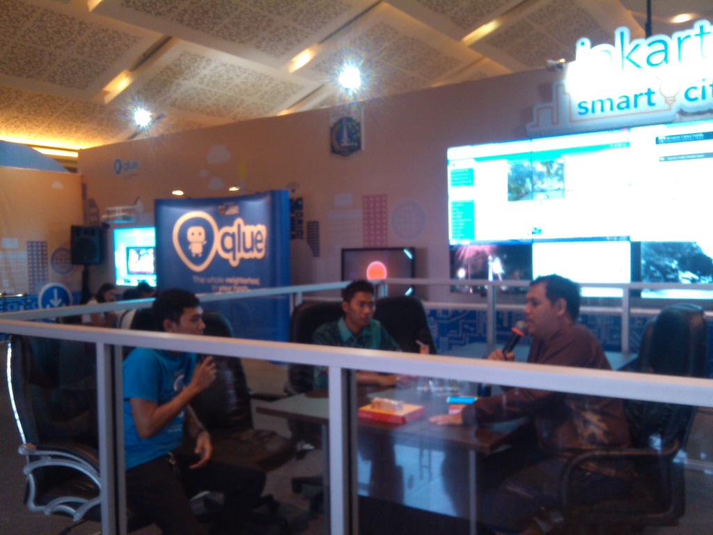 qluesmartcity's tweet photo. Mini talkshow brsama @Bondartabu dari @trotoarian &amp; pak prasetyo perwakilan @DKI_Dishub 
#PRJ2015 #Jakarta #BetterJKT http://t.co/f0kiC1u2QC