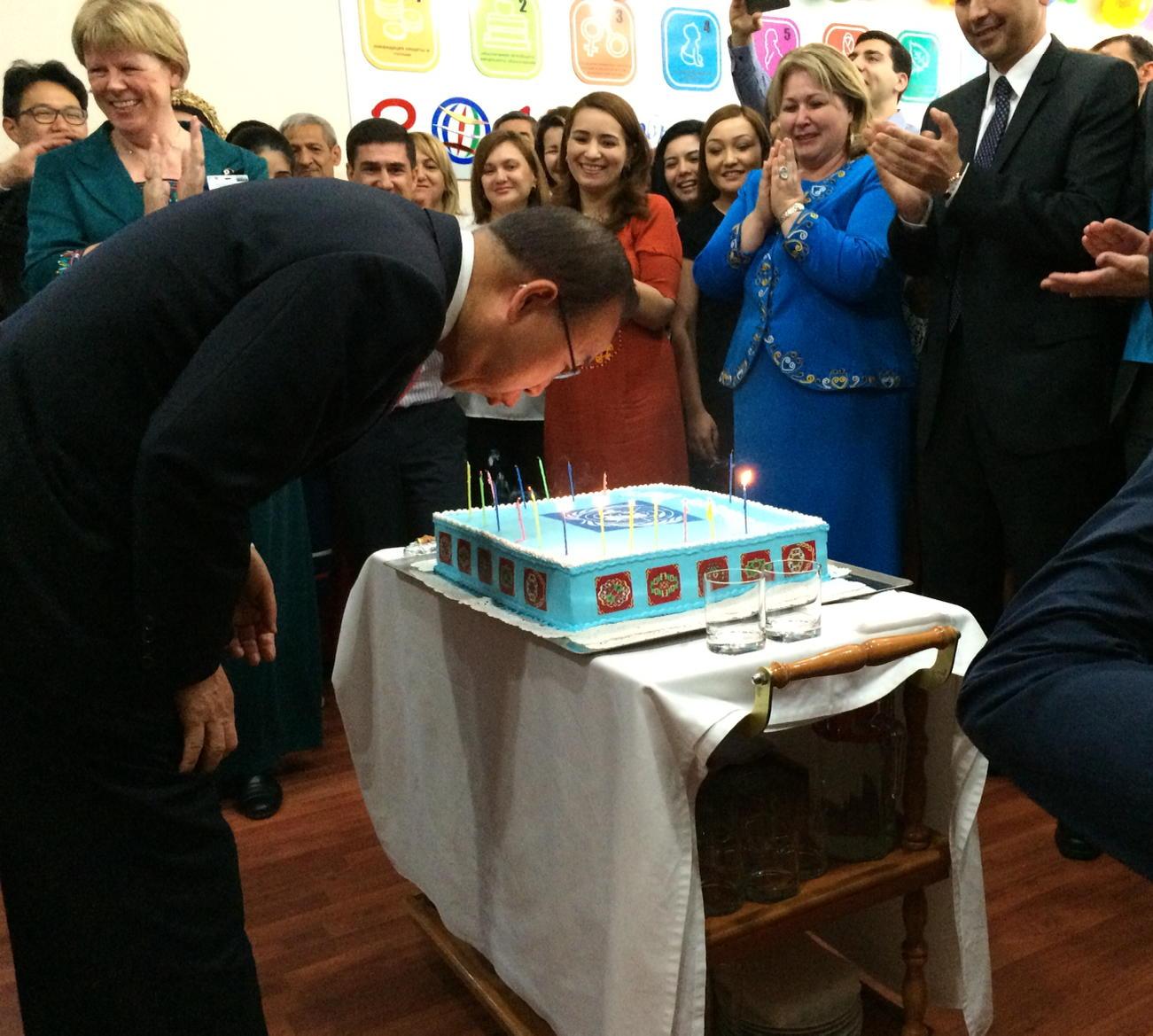 UN: Happy birthday, Ban Ki-moon! UN staff in Turkmenistan surprised him with a cake.  via UN_Spokesperson