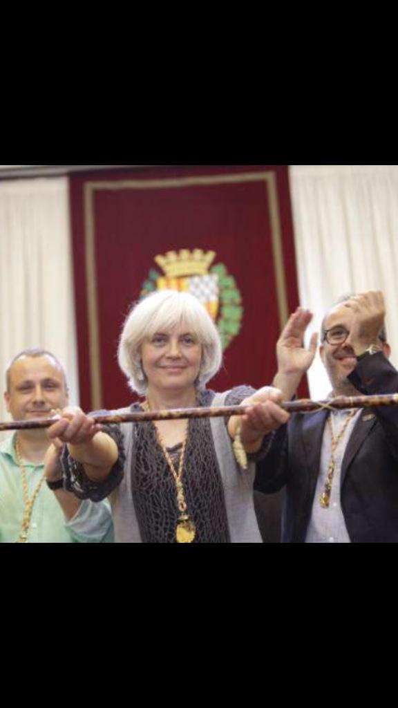 Totbadalona's tweet photo. Imatge de la Dolors Sabater amb la vara d'alcaldessa de #Badalona http://t.co/qQQP49zWKe