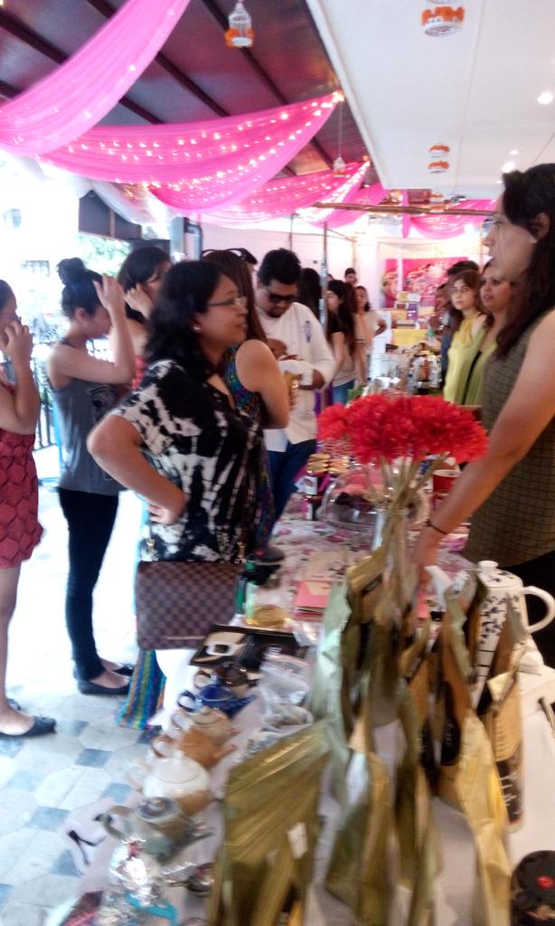 mandiradesigns's tweet photo. Rush hour at the #MBweekend! Grab your favorite eateries &amp; beauty products before they're out of stock! http://t.co/ujux66GtB8