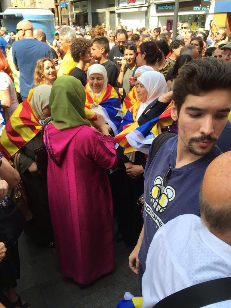 andreubarnils's tweet photo. La Catalunya real. 
(Foto de @peremarticolom a Badalona aquest mati) http://t.co/wkJO7SoI9b