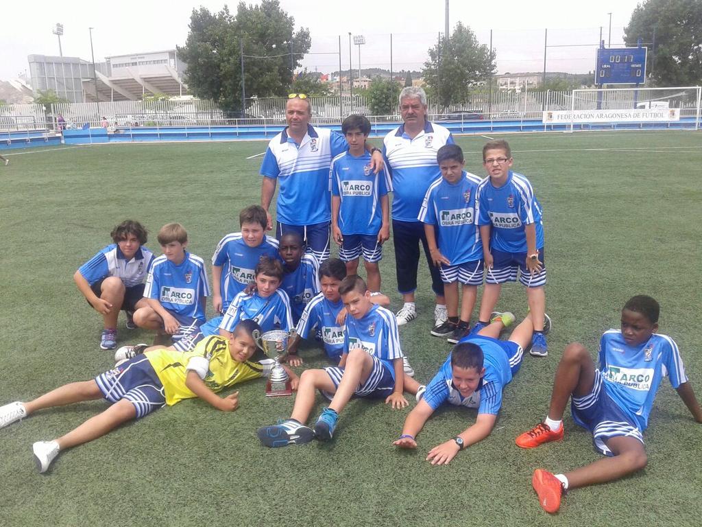CFBBinefar's tweet photo. Los alevines con su copa!!!.
Grandes chavales !!!! #campeones #cfbbinefar http://t.co/EdpS8234nP
