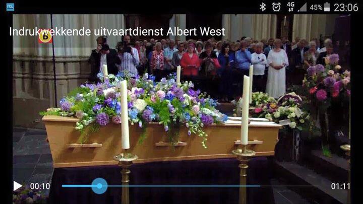 AnneliesBok's tweet image. Mooi bloemwerk uitvaart #albertwest is gemaakt door Sonia Rosmalen