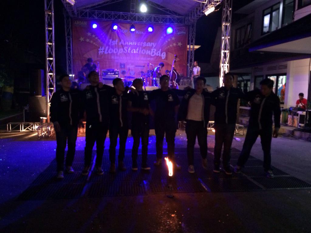 Komunitas unik nih, Loopers! Namanya Bandung Mobile Juggling Team. Mereka bisa nyemburin api 😱😱 #LOOPStationBDG1st