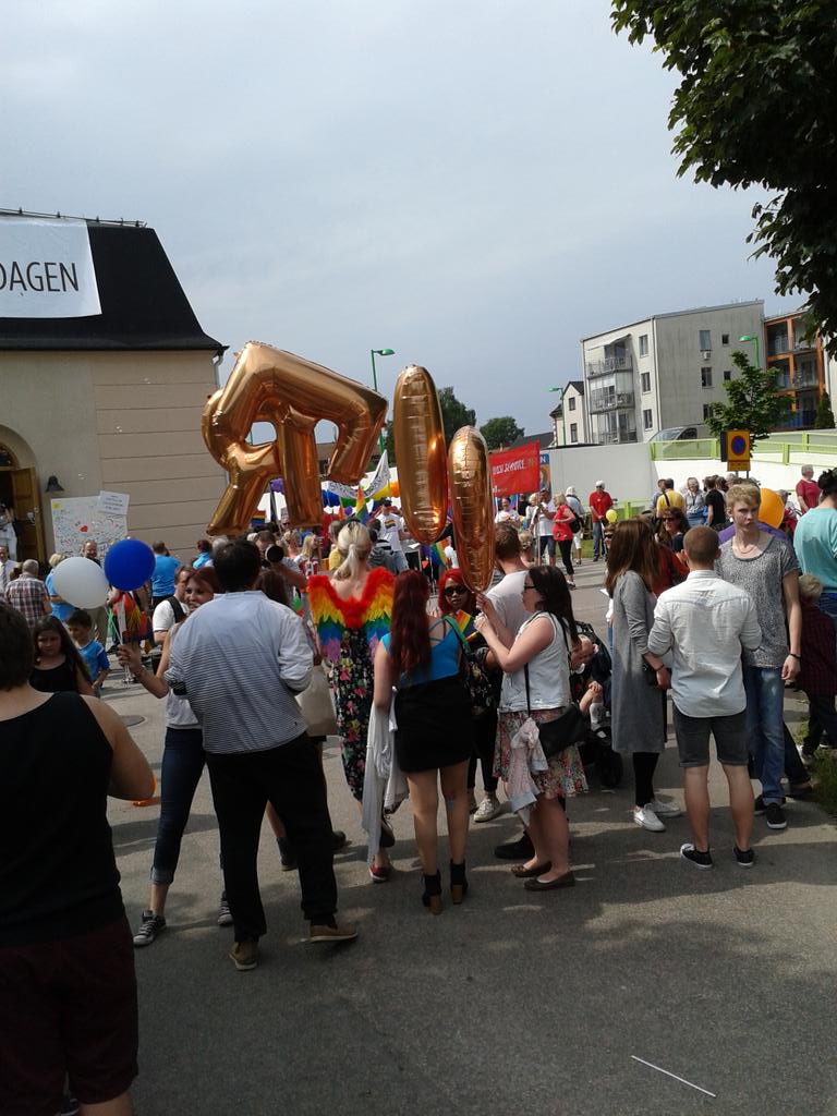 Konstigagubben's tweet photo. Dags för #pridetåg!
#PrideiFbg #PrideFbg #FbgPride #PrideiFalkenberg #PrideFalkenberg #Pride #HBTQ #svpol http://t.co/RN8D0ew9c9