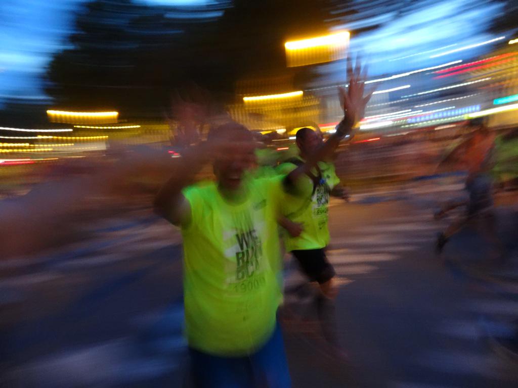 ciendecine's tweet photo. Cursa de Bombers 2015 #werunreflex @reflex_esp #pleaseRT http://t.co/CyJiaSVUU8