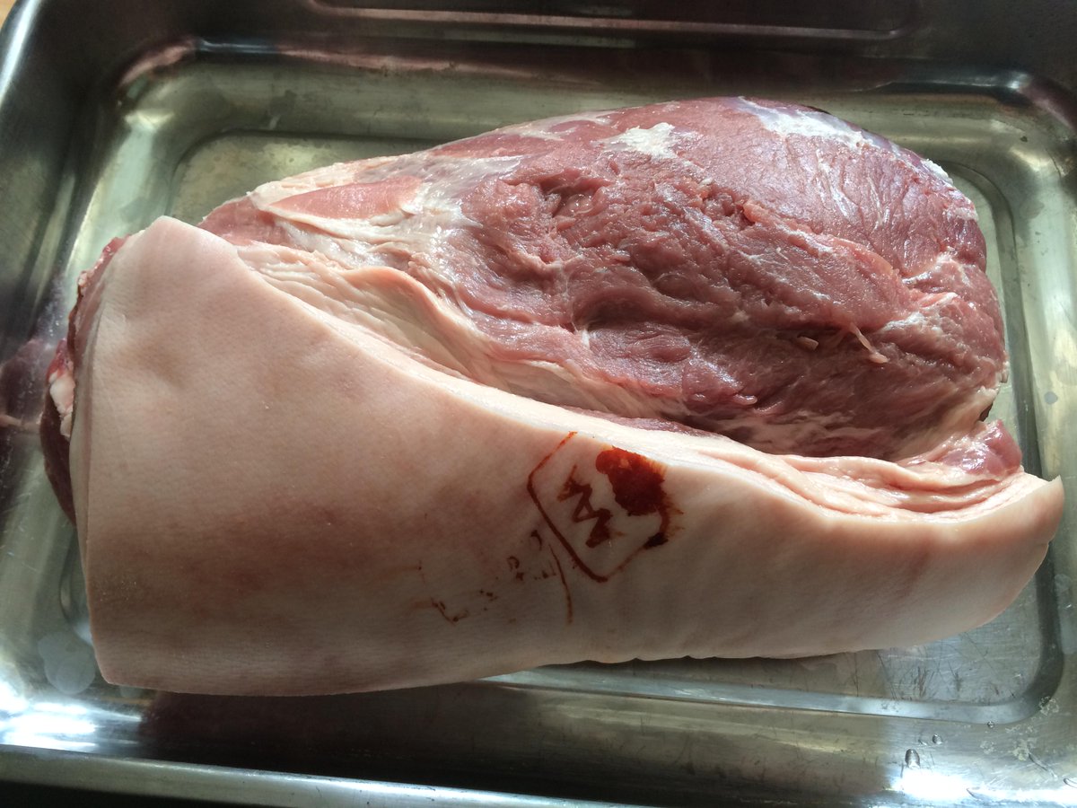 DadLunatic's tweet image. #BBQ 1. Projekt im neuen Weber: 3,5 kg Schweinenacken zu #pulled_pork versmoken: