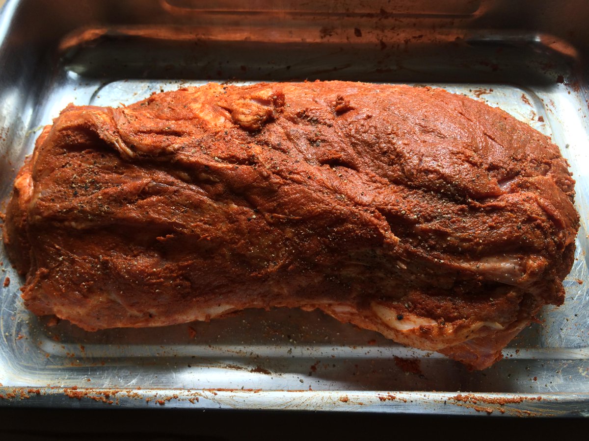 DadLunatic's tweet image. #BBQ #pulled_pork Mit Senf massiert und mit Rub versehen, darf das gute Stück nun ziehen, während des Grillaufbaus:
