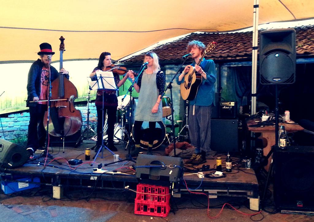 Snufkin and the Devil's Doorbell currently on <a href="/TheFarmPub/">Farm Pub</a> stage. @StWerbsCityFarm #Festival