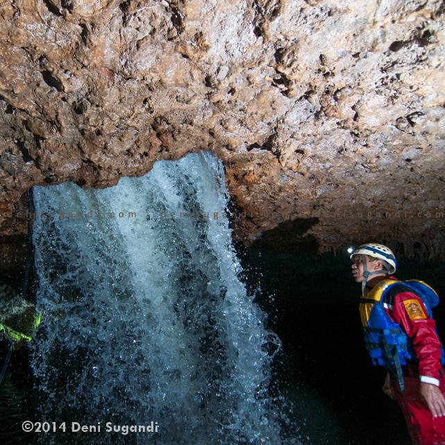 [PHOTO] Drop berupa air terjun 6 meter yg menghubungkan Goa Surupan dg telaga di Goa Sawangan :D #VisitKebumen2015