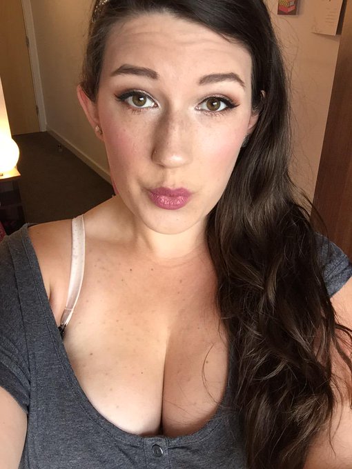 I'm about to log onto MFC! Want to see what's under my dress...come and find out!! http://t.co/Y6dbY7g9pr<a href="/tag/boobs"class="tags"><span>#boobs</span></a><a href="/tag/wooh"class="tags"><span>#wooh</span></a>