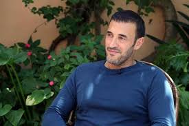 يَقولونَ: لَيلاكَ بِنتُ العِراقِ مَريضَه
ْوَأَينَ الطَّبيبُ اللبيبْ
وَراءَ الفُراتِ يُداوي الحَبيبْ..؟