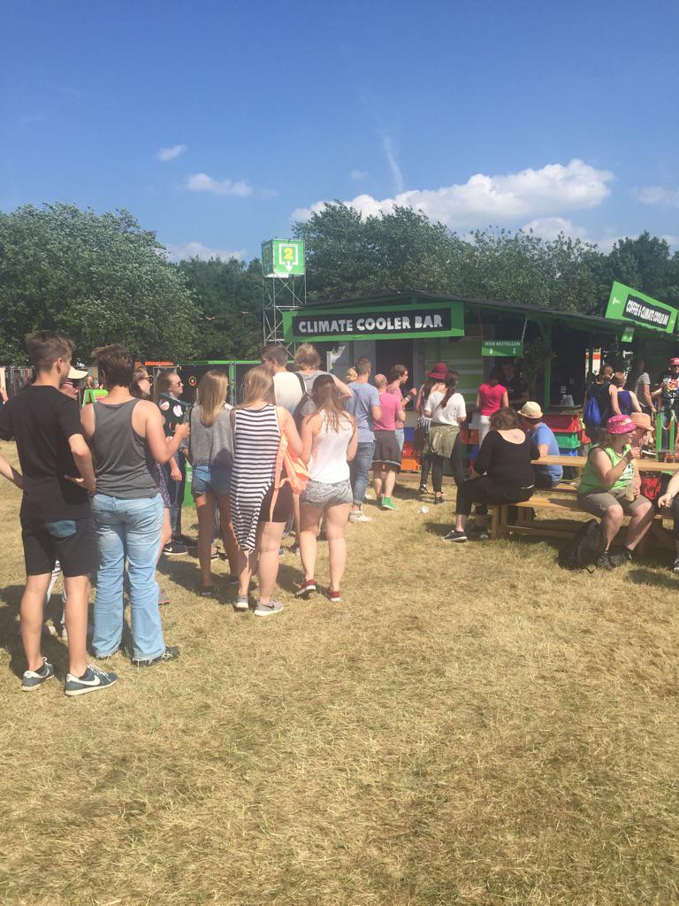 Doenersnet's tweet image. File bij onze coolerbar!! We hebben een nieuwe hit... The raspberry-lemon Cooler!!! #pp15  @oxfamnovib