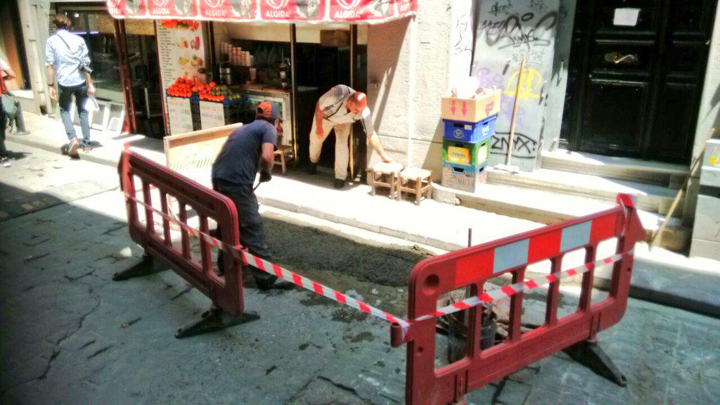 Hasann_KILIC's tweet photo. #BeyoğlundaFenİşleri her yerde! Ağa Hamamı sokak baskı beton yol tamiratlarımız @cakmakfatih @ilhancabukol @selcukhut http://t.co/UR49qvp99W