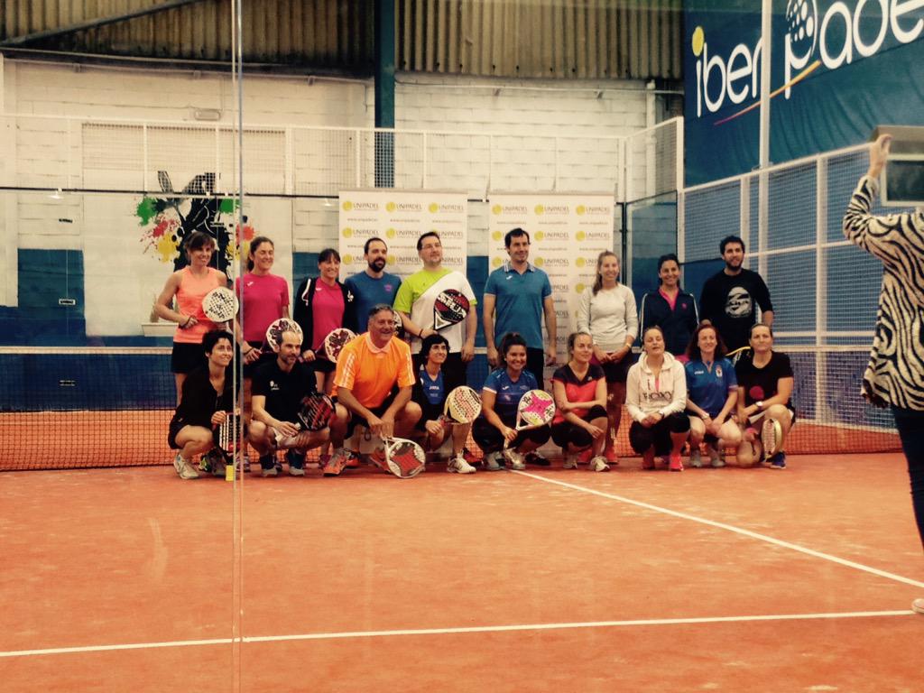 Unipadel's tweet photo. Foto de familia en el 1er turno. Tenemos unos cuantos partidos muy interesantes!!! #Padel #FaseFinalUnipadel http://t.co/EQh7Tbw1Z3