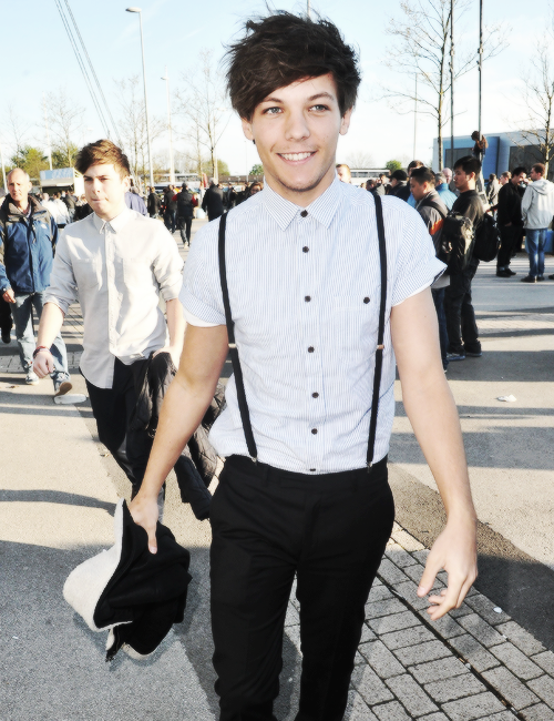 nouisnewsonline's tweet photo. Can Louis wear suspenders again ? thank you #1DForMMVA http://t.co/ImeWHbO53t