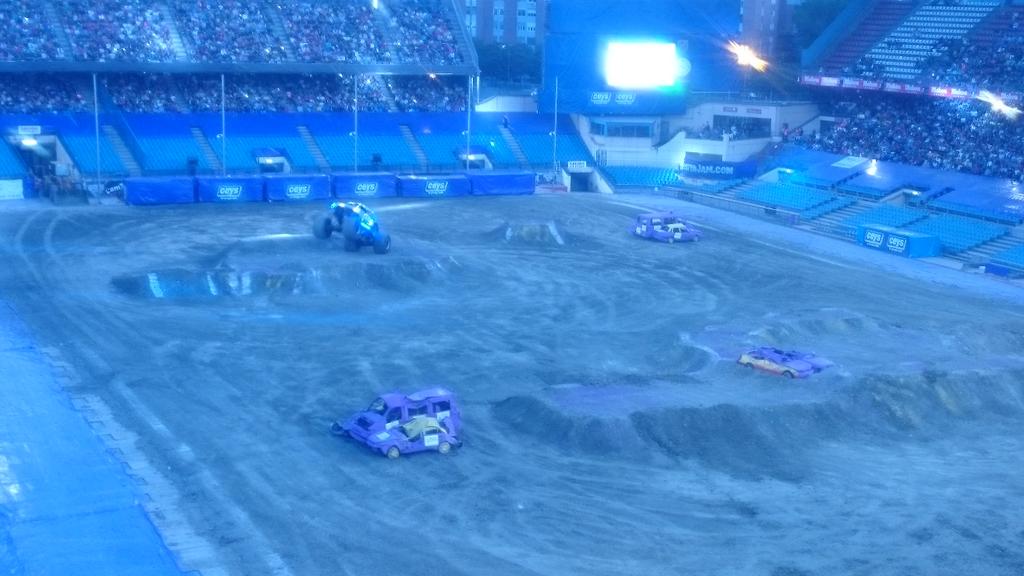 21_torrijos's tweet photo. En el #MonsterJam @Carol20_P http://t.co/9LoRDXCRqn